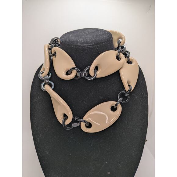 HUGE LUCITE STATEMENT LARGE LINK NECKLACE BEIGE AND BLACK W SNAP CLOSURE 38.5" - Picture 2 of 6